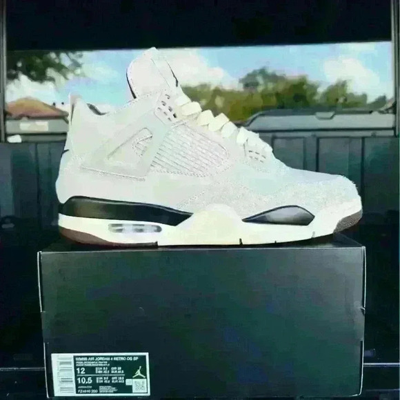 MAKE A SOLID OFFER 1 OF A KIND Jordan Air 4 Retro interior is stunning quilted - Picture 8 of 15